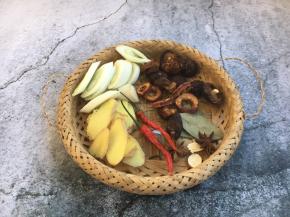 葱切段，姜切片，草果、干辣椒、干香菇、干山楂片、香叶、八角、白芷清洗干净。