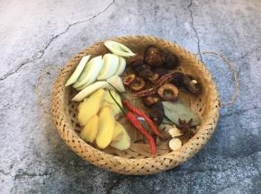 葱切段，姜切片，草果、干辣椒、干香菇、干山楂片、香叶、八角、白芷清洗干净。