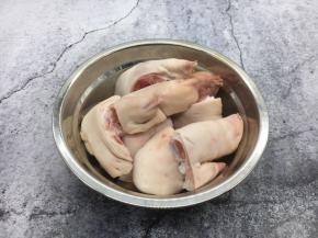 猪手一切为六块。