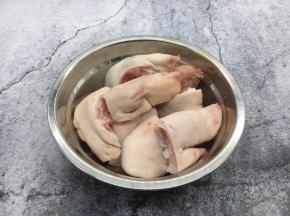 猪手一切为六块。