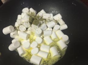 然后放入棉花糖和抹茶粉和香草精烧至完全融化