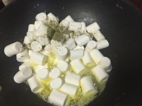 然后放入棉花糖和抹茶粉和香草精烧至完全融化