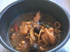 自动放气后打开锅盖，准备收汤调味。