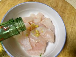 放入大约一勺料酒