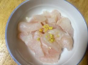 切好的巴沙鱼装入碗里放入少许老姜末