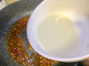 中小火，将18水淀粉汁倒入锅里，迅速炒匀