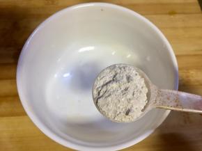 取碗放入一勺淀粉