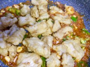 放入炸好的巴沙鱼