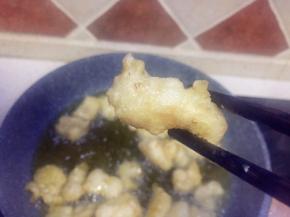 巴沙鱼表面金黄色即可沥油捞起