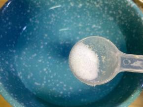 取碗加入纯净水加半勺盐