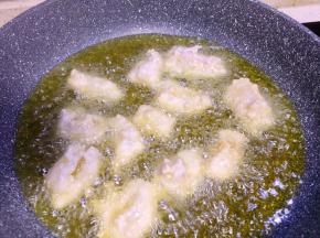 中高火，热锅倒入菜籽油，油温八成时放入巴沙鱼油炸