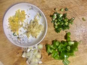 老姜大蒜切末，青椒切小丁，香葱切葱花，大葱切细节