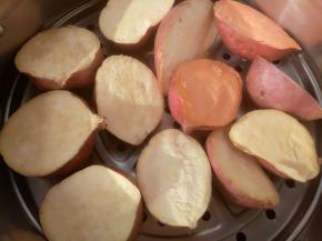 地瓜洗干净放入蒸屉里。