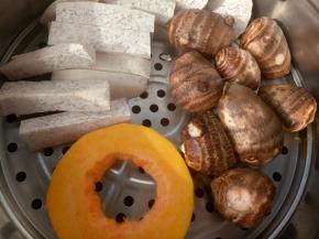 南瓜和芋头也放入蒸屉里，上锅蒸熟(大约20分钟左右)