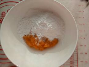 把地瓜取出100克压成泥，放入50克木薯粉。