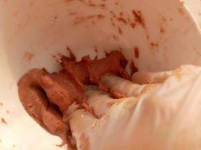 带上手套混合成团。