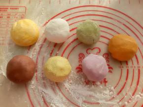 这里我做了7种颜色，你可以少做几种味道基本都是一样的，只是颜色多了好看些。绿色的我是在芋头泥里加了3克抹茶粉。紫薯没买到我放的紫薯粉。(要强调的是南瓜水分特别大，压成泥后需要炒一下，把水分炒干一些，不然要放好多木薯粉。煮出来特别硬)