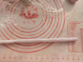 把刚才做好的芋圆面团搓出细长条。