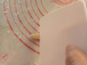 用挂板切成小圆柱。