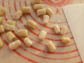 撒上点木薯粉防粘。做的多可以放冰箱冷冻，吃的时候拿出来煮就可以了。