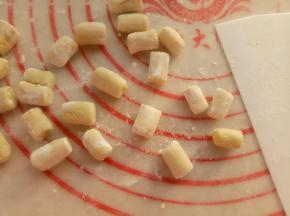撒上点木薯粉防粘。做的多可以放冰箱冷冻，吃的时候拿出来煮就可以了。