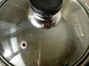 水烧开放入锅中煮5分钟关火，焖20分钟。再开火煮2分钟。这样西米就没有白心了。煮好用凉水透一下备用。