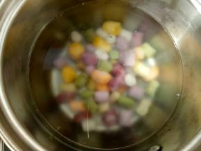 水开放入芋圆，煮到全部都飘上来就可以了。