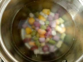 水开放入芋圆，煮到全部都飘上来就可以了。