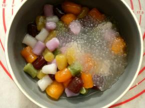 把芋圆和西米捞出来放入碗里。