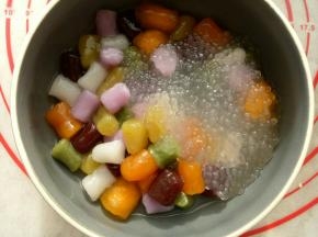 把芋圆和西米捞出来放入碗里。