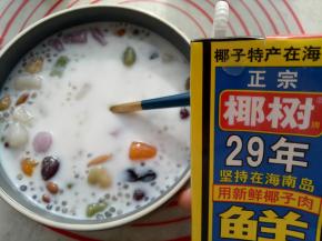 倒入椰汁(最好用椰浆，家里用完了就用这个椰汁了也不错，如果用椰浆还要放点牛奶)