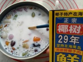 倒入椰汁(最好用椰浆，家里用完了就用这个椰汁了也不错，如果用椰浆还要放点牛奶)