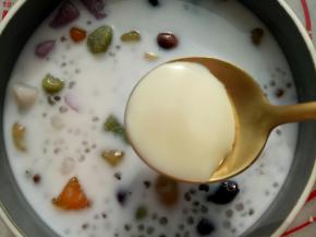 放入炼乳(放多少根据自己的口味)