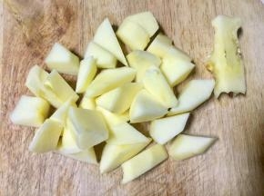苹果去皮切丁，浸泡在2的碗里
