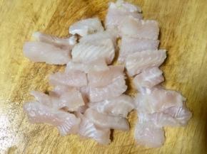 巴沙鱼切大小合适的粗条丁