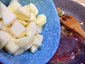 放入苹果丁，把鱼苹果丁均匀的裹上汁，便可起锅，装盘