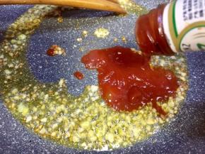 锅内留少许油放入老姜大蒜末，四勺番茄酱稍炒