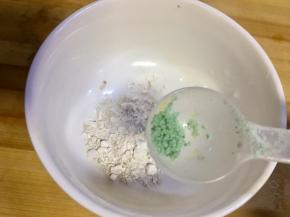 放入少许果蔬鲜，加入30ml水搅拌均匀