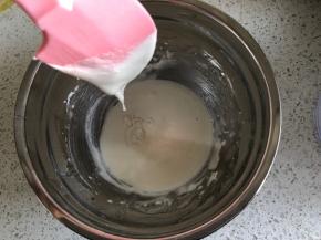 用电动打蛋器打均匀，然后根据糖霜的浓稠状态可以添加水调，铺面适合稍微稀一点的，需要写字的浓稠一些