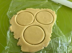 把面片按压成圆形，还有一个我做成了上面是圆，下面是三角的形状