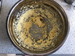 打发好的黄油呈羽毛状