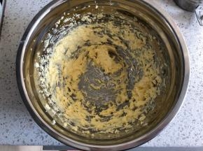 打发好的黄油呈羽毛状