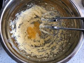 用电动打蛋器打发至黄油发白，分两次倒入鸡蛋液，每一次都要搅打均匀才加入蛋液