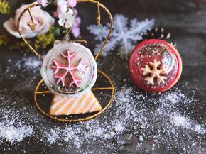 同样是这个方法，做春节摇摇乐的时候，我还做了两个雪花摇摇乐饼干