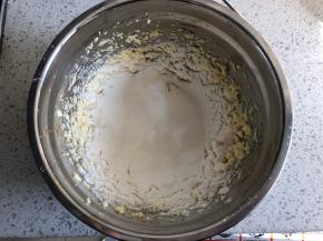 低筋面粉和奶粉混合均匀，过筛到黄油中