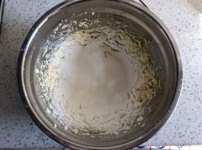 低筋面粉和奶粉混合均匀，过筛到黄油中