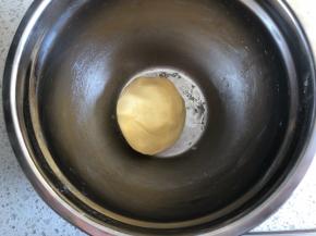 先用刮刀按压至面粉吸收黄油，然后带上一次性手套揉成团即可，不要过度揉，包上保鲜膜放入冰箱冷藏20分钟