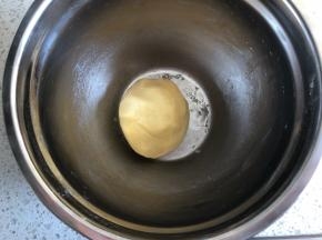 先用刮刀按压至面粉吸收黄油，然后带上一次性手套揉成团即可，不要过度揉，包上保鲜膜放入冰箱冷藏20分钟