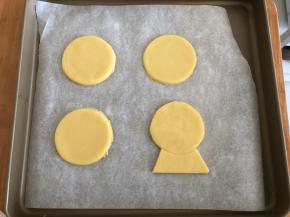 把饼干胚放入铺了油纸的烤盘上