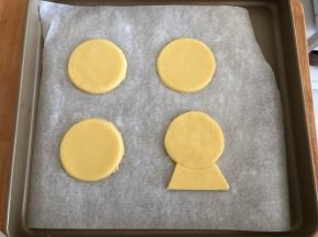 把饼干胚放入铺了油纸的烤盘上